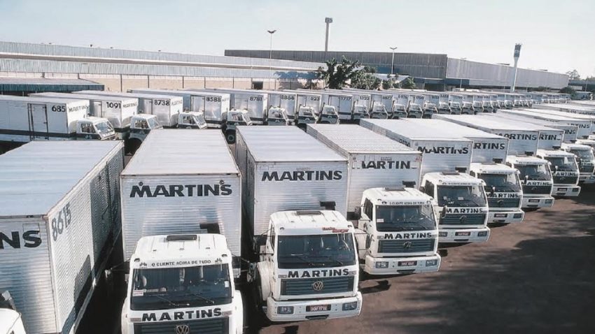 Frota de caminhões da logística do Martins
