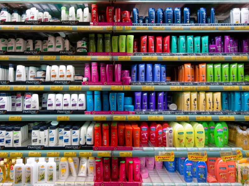 setor de cosméticos e higiene pessoal com shampoos