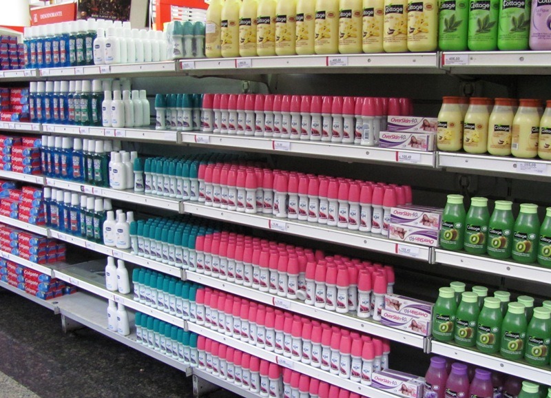 setor de cosméticos e higiene pessoal com desodorantes e cremes dentais