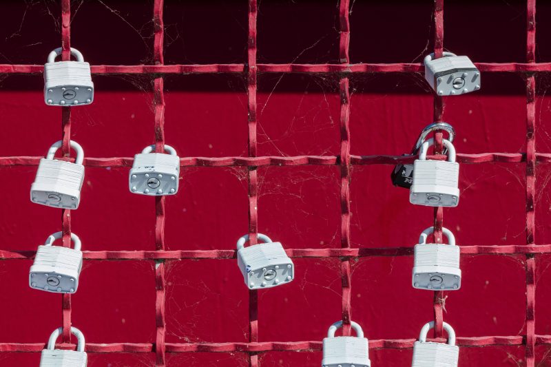comprar com segurança: cadeados presos em grade vermelha