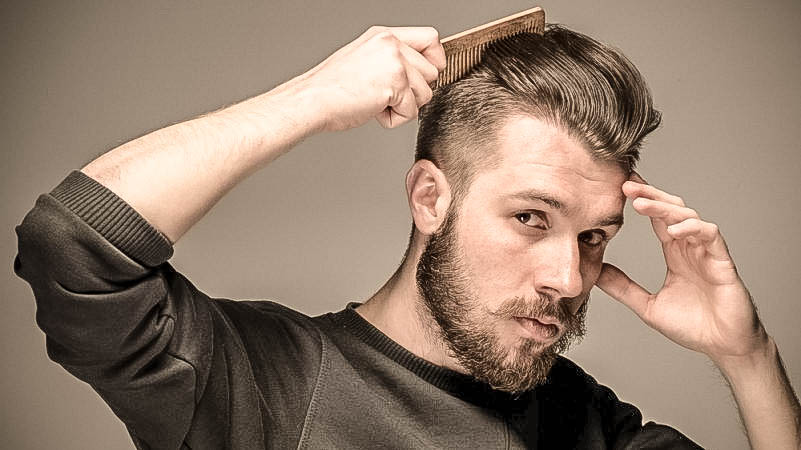 Dia dos pais: homem passando pente no cabelo