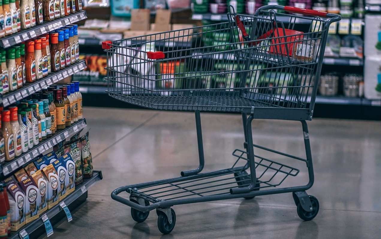 Carrinho vazio e produtos para comprar no atacado