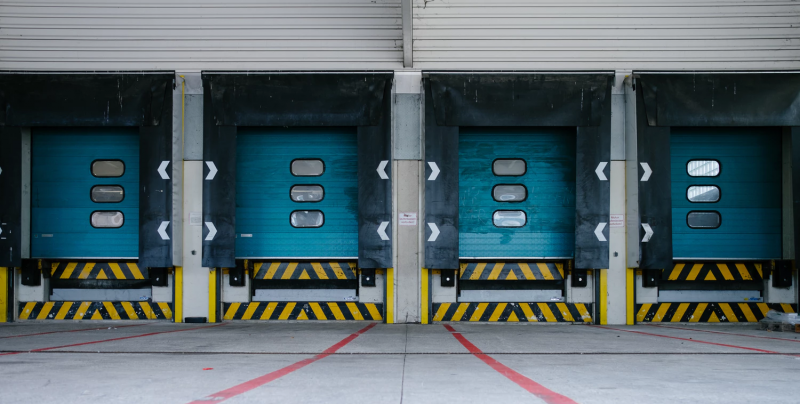 Duas portas de armazém de estocagem, com plataformas elevadas para carregamento de caminhões.