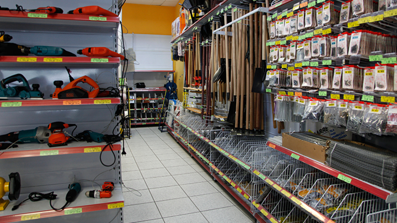 Espaço de materiais de construção na mercearia com produtos espalhados em diferentes gôndolas