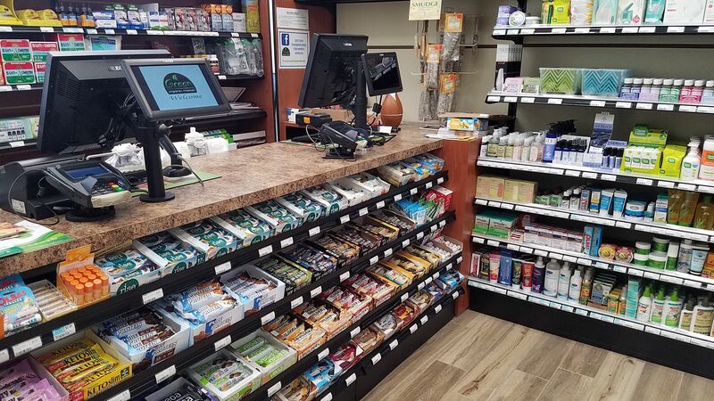 Balcão de checkout da loja com computadores e produtos variados