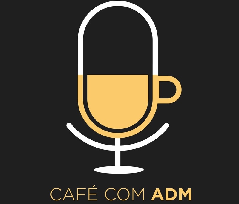 Ilustração de microfone de rádio e caneca de café nas cores branco e amarelo acima de logomarca do podcast Café com ADM. 