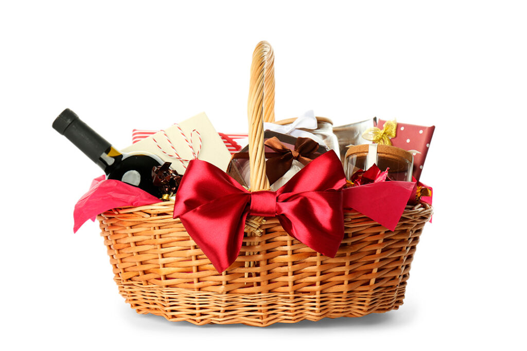 kit de natal com cesta de palha vinho e outros produtos dentro
